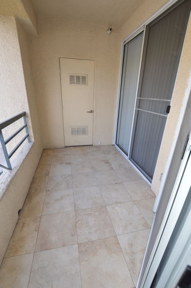 Building Photo - Meridian - Unfurnished 2 Bdrm / 2 Ba Condo - 1 1/2 Blocks off the Strip