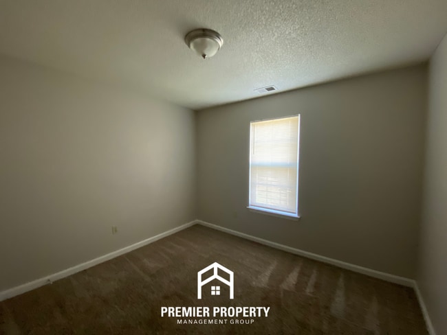 Building Photo - Charming 3BR/2BA Memphis Home with Vaulted Ceilings & Hardwood Floors!