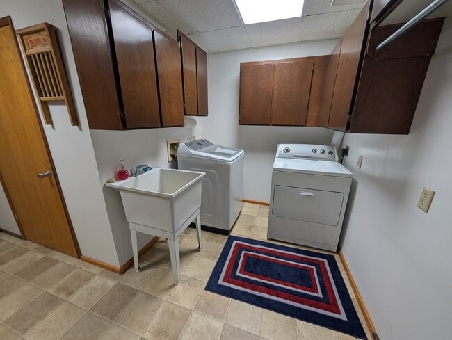 Building Photo - 7312 E Evans Creek Rd