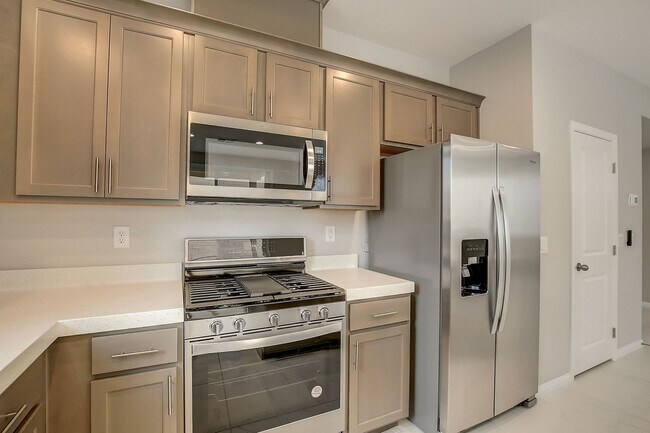 Building Photo - 10643 Enridge Ave