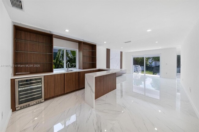 Building Photo - 242 Palm Ave