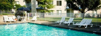 Building Photo - Chesapeake Pointe