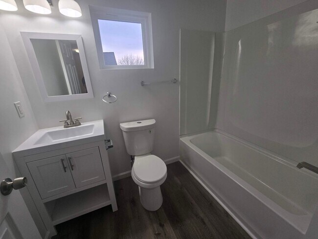 Building Photo - ?1 Month FREE! Charming 1 BR/1 BA in Bethlehem with In-Unit Laundry & Parking
