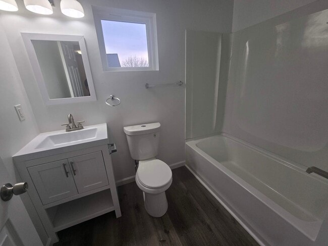 Building Photo - NEW LISTING: 1-Bed w/ Private Laundry & Parking