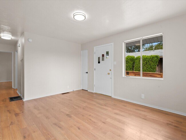 Building Photo - Move In Ready Midtown Dream Home