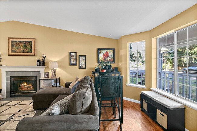 Building Photo - Lakeside Living in Lacey's Lake Forest Nei...