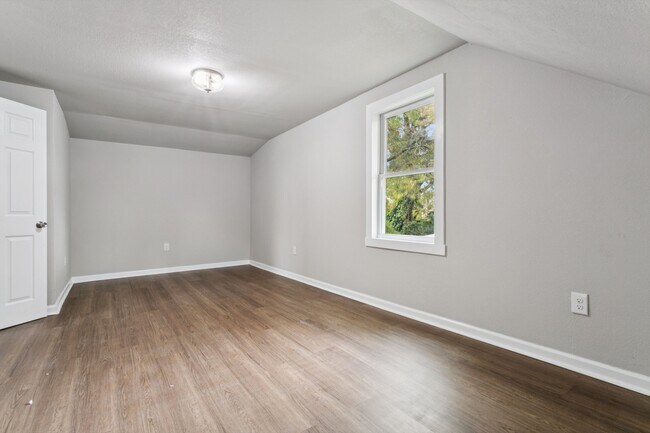 Building Photo - 924 Ivy Ave