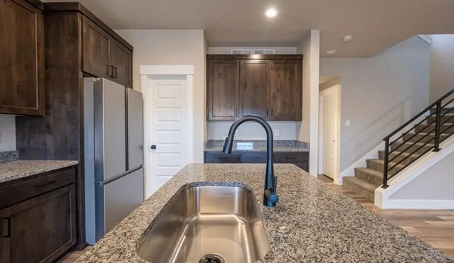 Building Photo - 3 bed, 2.5 bath Townhome in Ammon!!