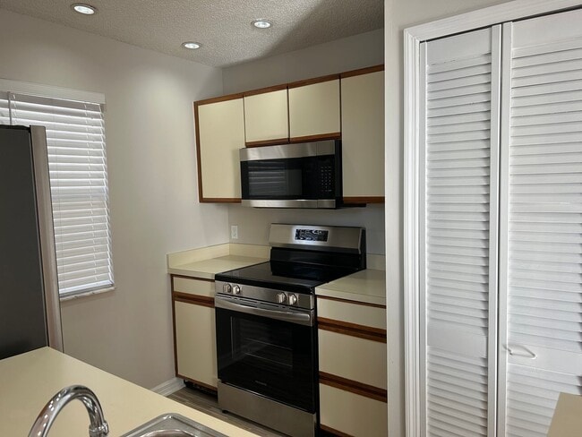 Building Photo - 645 Stafford Terrace