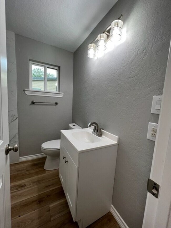 Building Photo - 2613 SW B Ave