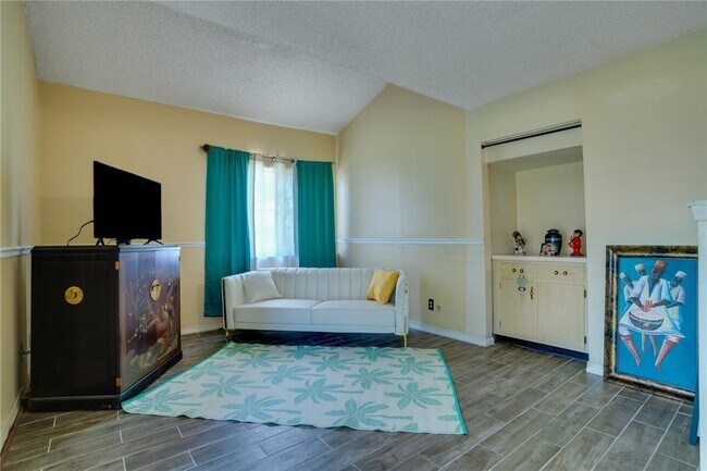 Building Photo - 6338 Newtown Cir