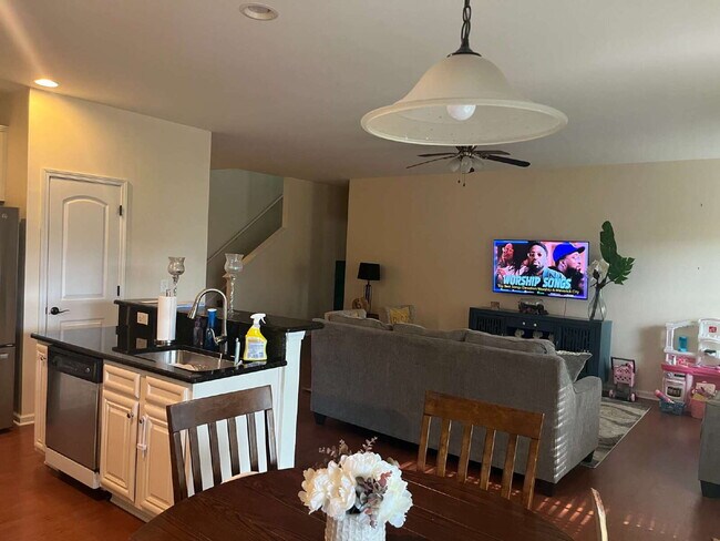 Building Photo - "Spacious 4-Bedroom Retreat with 2.5 Baths...
