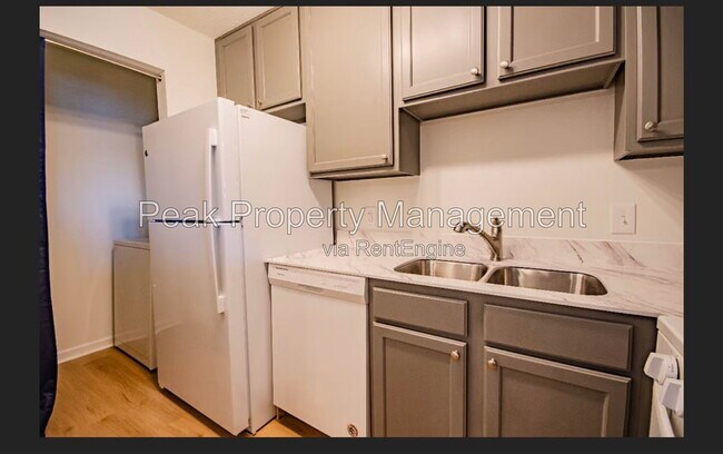 Building Photo - 820 Brassie Ln