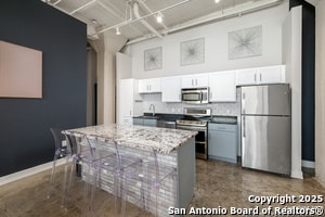 Building Photo - 1401 S Flores St