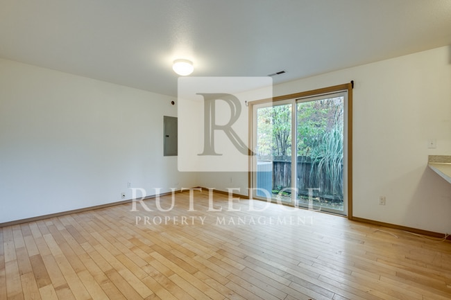 Building Photo - 3 Bedroom / 3 Bath Home Available in the Heart of Shady Cove!