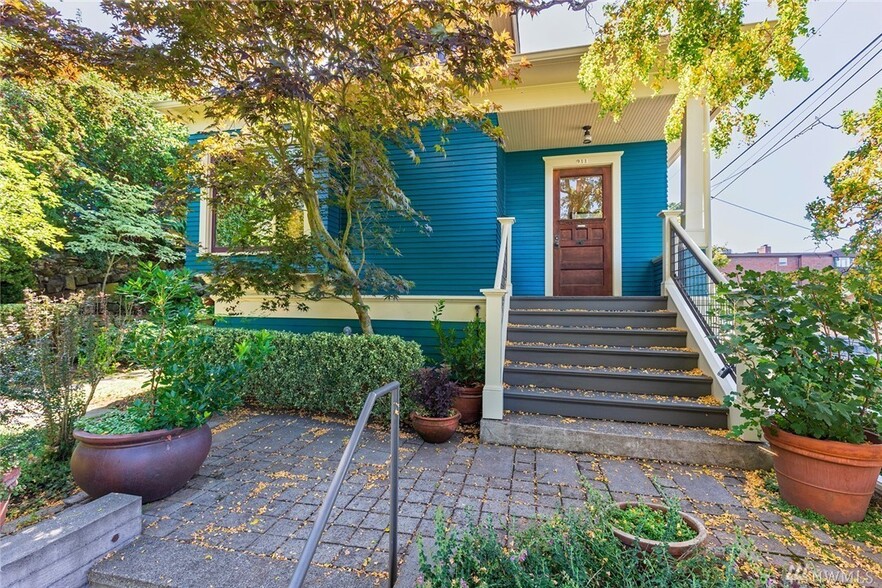 Entry and front porch - 911 W Howe St