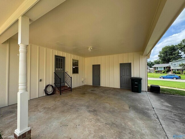 Building Photo - 816 Mira Vista Dr SE