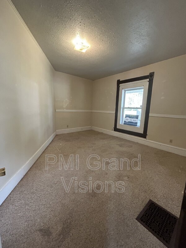 Building Photo - 1105 6th St