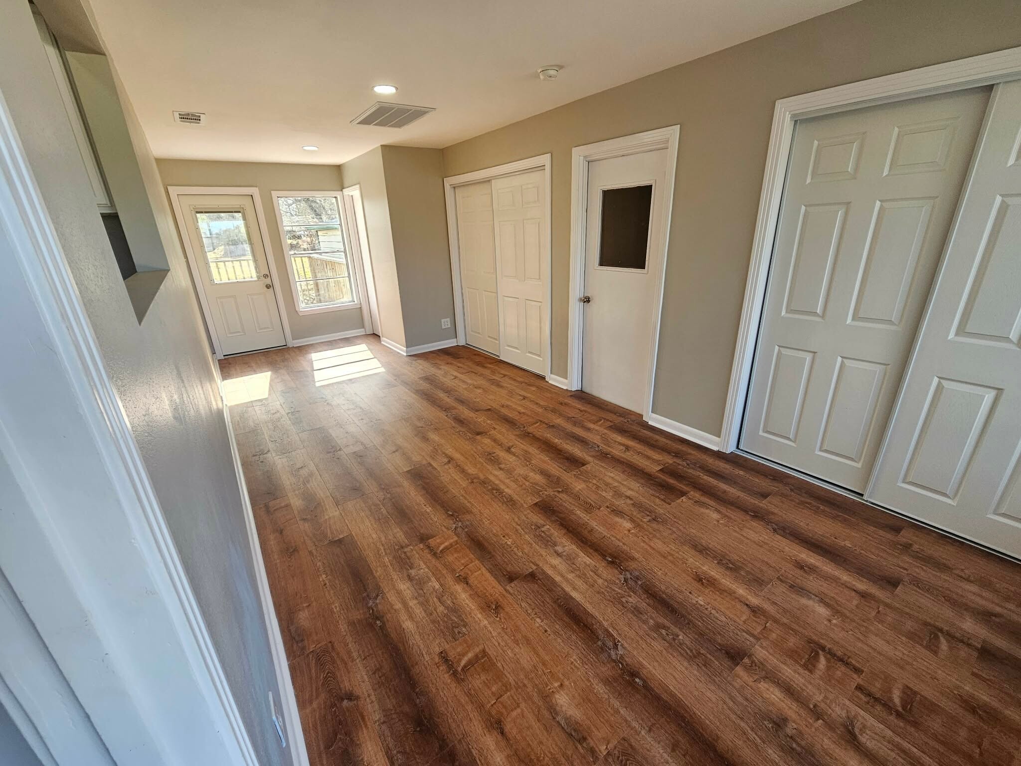 Building Photo - 513 Oakdale Dr