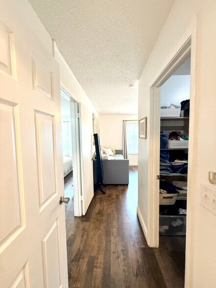 Building Photo - 11801 Foxrun Ln