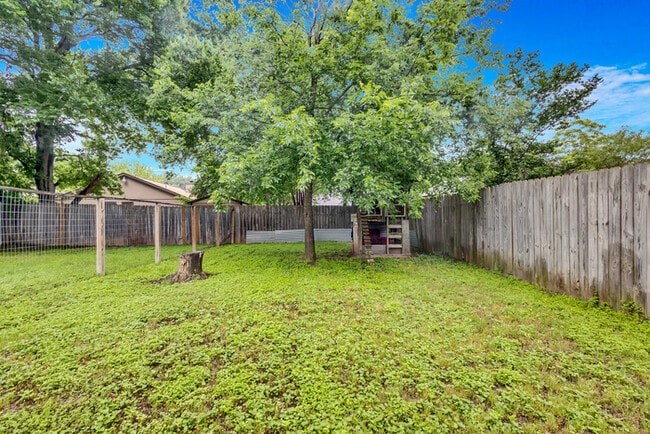 Building Photo - 9721 Holly Springs Dr