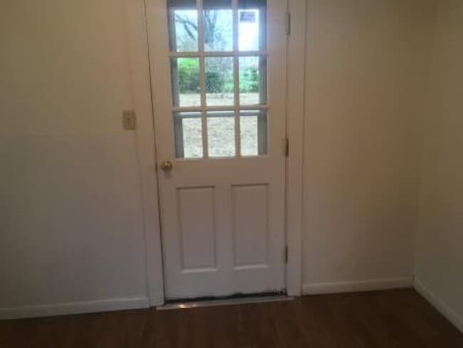 Building Photo - Cute 2 bedroom home for only $895 in conve...