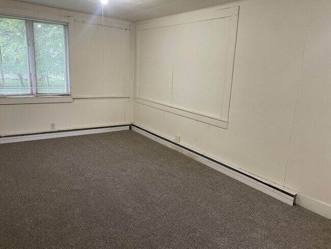 Building Photo - 1121 6th Ave E