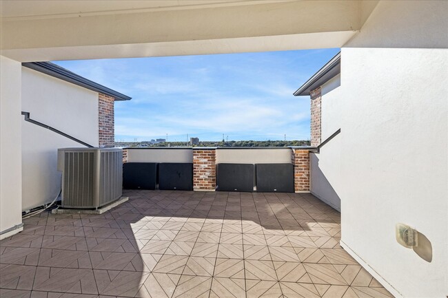 Building Photo - 3850 Glen Arbor Dr