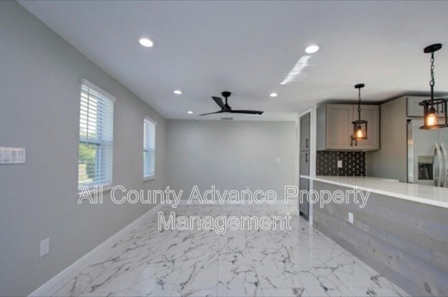 Building Photo - 425 Orangewood Dr