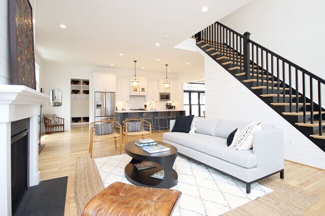 Building Photo - Beautiful, Custom-Built Pet-Friendly Lochlyn Hill Home