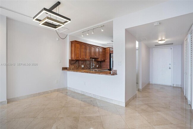 Building Photo - 3375 N Country Club Dr
