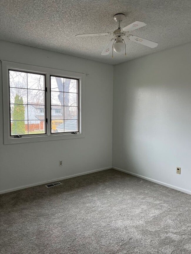 Building Photo - Vaulted Ceilings, Mountain Views & 3-Car Garage – Prime Fort Collins Rental