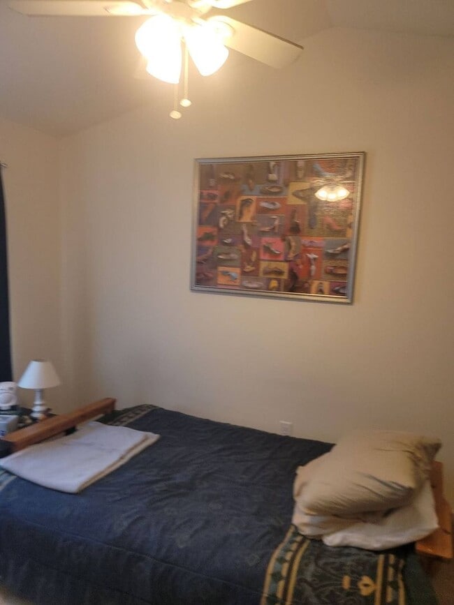 Building Photo - 3 bedroom 2.5 bath townhome in University Area