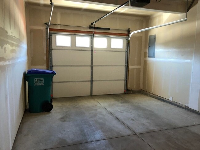 Building Photo - Fantastic Townhome in Wellington