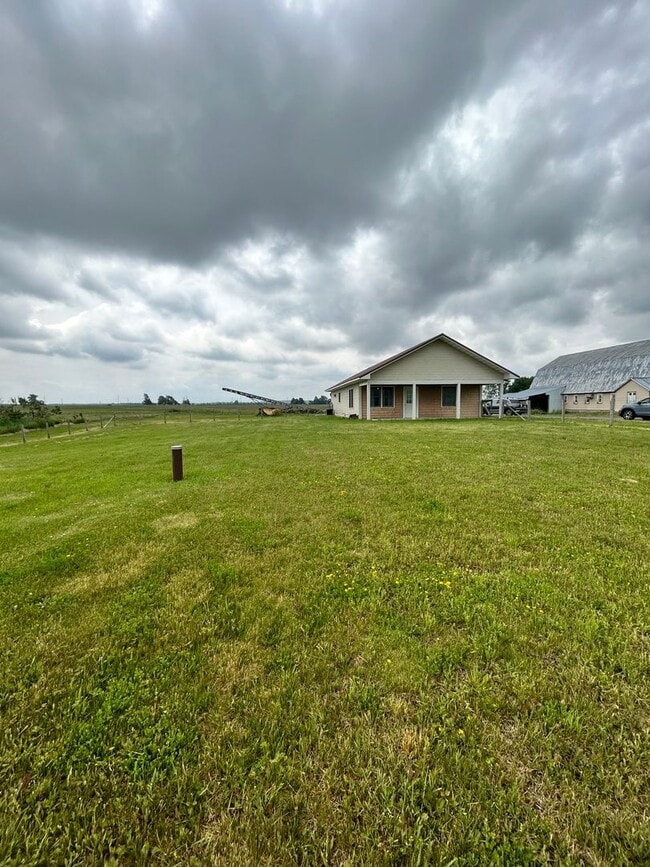 Building Photo - Welcome home to this completely renovated ...