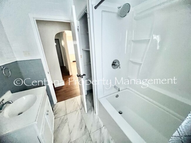 Building Photo - Large 2 bedroom house with an oversized ga...