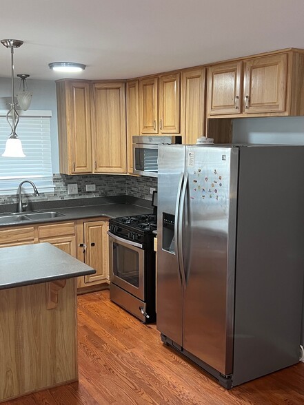 Building Photo - 7256 N Rogers Ave