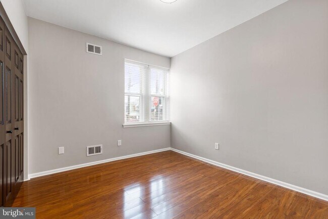 Building Photo - 1726 W 8th St