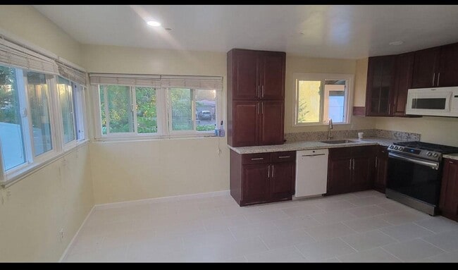 Building Photo - 9320 Yolanda Ave