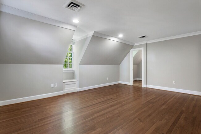 Building Photo - 9900 Kingsbridge Rd