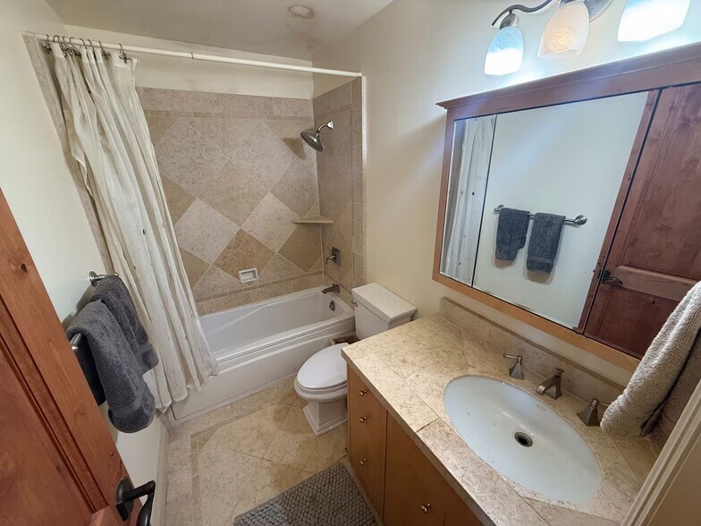 Full bathroom 3 - 115 Inez Pl