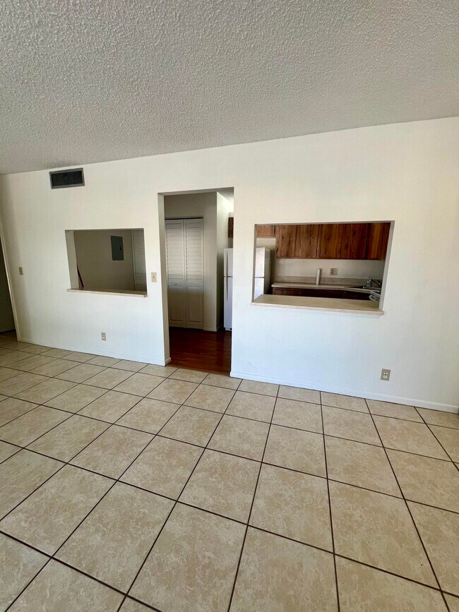 Building Photo - 706 Sunny Pine Way