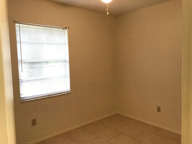 Building Photo - 2200 Pine Hill Pl