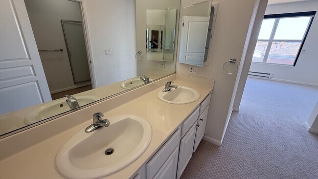 Building Photo - Epic REA - Top floor, Sweeping Views, 3 BR...