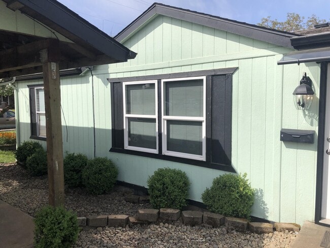 Building Photo - 167 W Rose St