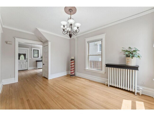 Building Photo - Beautiful 5 Bedroom 3 Bathroom House in MacGroveland