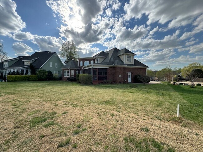 Building Photo - Eagle Ridge Golf Club!