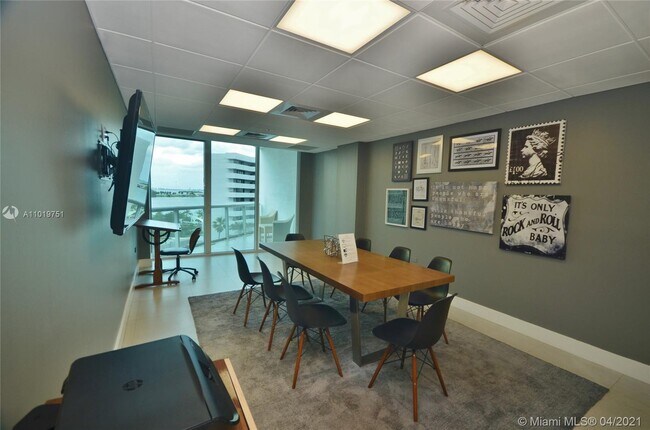 Building Photo - 480 NE 30th St