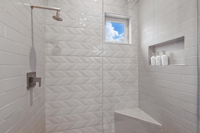 Building Photo - 428 Highwoods Trl