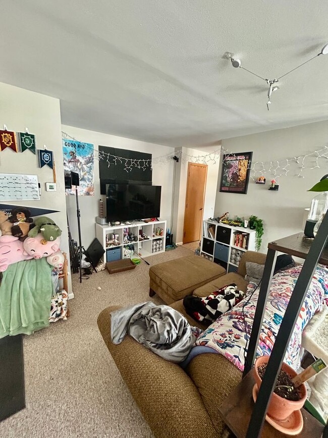 Building Photo - Available September! - 1 Bed 1 Bath Apartment